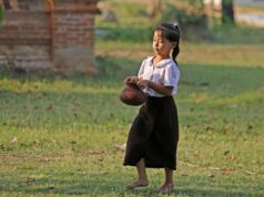 Две причини зошто треба да го оставите детето да оди босо