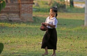 Две причини зошто треба да го оставите детето да оди босо