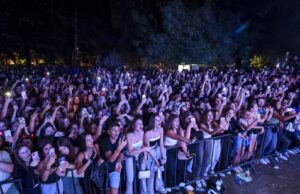 Преполн Паркот на Франкофонија синоќа за концертот „Нешто што ќе остане“