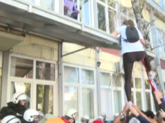 (Видео) Протести во Нови Сад: граѓаните се собираат, студентите влегуваат во факултетот низ прозорецот