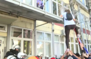 (Видео) Протести во Нови Сад: граѓаните се собираат, студентите влегуваат во факултетот низ прозорецот