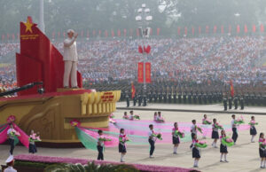 (Фото) Виетнам слави: делат пари, ослободуваат затвореници, организирана голема парада