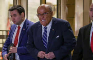 Трамп ќе му го додели највисокото признание на Руди Џулијани, поранешен градоначалник на Њујорк кој се обиде да ги поништи изборите во 2020 година