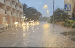 (Видео) Невреме во Умаг: поплавени улици, речиси 2.000 удари од гром регистрирани во изминатите 2 часа