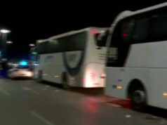 (Видео) Демонстрантите во Србија фрлаа јајца врз автобуси со поддржувачи на Вучиќ