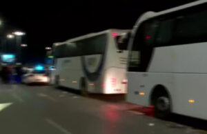 (Видео) Демонстрантите во Србија фрлаа јајца врз автобуси со поддржувачи на Вучиќ