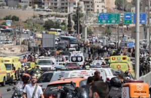(Видео) Напаѓачи се качиле во автобус во Ерусалим и почнале да пукаат, петмина убиени