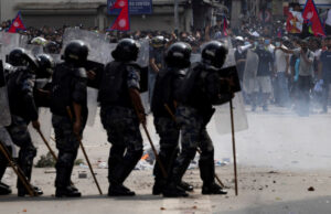 (Видео) Непал ги блокира Фејсбук, Инстаграм, Икс… Избувнаа големи немири, многу мртви