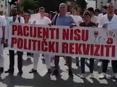 (Видео) Лекарите и студентите по медицина протестираат во Нови Сад: „Ние преврзуваме, вие претепувате“