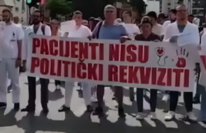 (Видео) Лекарите и студентите по медицина протестираат во Нови Сад: „Ние преврзуваме, вие претепувате“