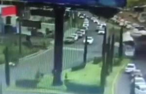 (Видео) Воз удри во автобус во Мексико Сити, најмалку осум мртви: објавена е снимка