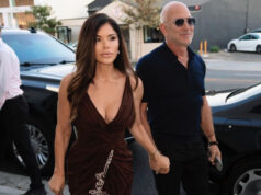 (Фото) Безос малку се „опушти“ по свадбата, но неговата сакана сè уште „пука од сексапил“