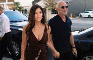 (Фото) Безос малку се „опушти“ по свадбата, но неговата сакана сè уште „пука од сексапил“