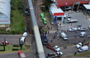 (Видео) Расте бројот на жртви во судирот на воз и автобус во Мексико: десетици повредени
