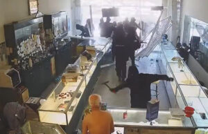 (Видео) Десетина маскирани крадци провалија во златарница во Калифорнија