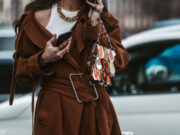 (Фото) Најголемиот есенски тренд: овие панталони се елегантна замена за фармерките