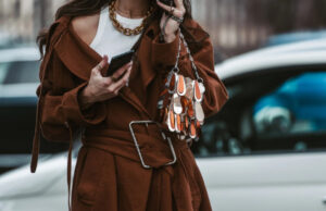 (Фото) Најголемиот есенски тренд: овие панталони се елегантна замена за фармерките