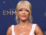 (Фото) Смело издание со нова фризура: Рита Ора една од ѕвездите на Еми наградите