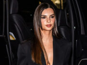 (Фото) Таа го соблече градникот и се појави самоуверено