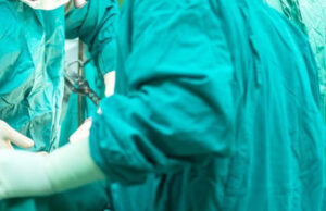 Црв од шест сантиметри отстранет од очниот капак на пациент во БиХ