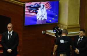 (Видео) Во Албанија, бот-министерката одржа говор, некои пратеници ја исвиркаа