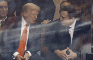 (Видео) Илон Маск на комеморацијата за Чарли Кирк седеше до Трамп