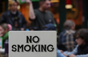 Албанска министерка го разреши својот заменик поради непочитување на забраната за пушење