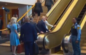 (Видео) Трамп и Меланија се заглавија на скалите, па „идиотот“ се расипа пред Генералното собрание на ОН, снимките станаа вирални