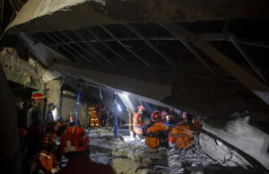 (Фото/Видео) Се урна исламско религиозно училиште во Индонезија, потрагата по учениците е во тек