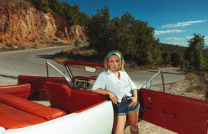 (Видео) Александра Јанева со преработка на безвременската ,,Ми подаваш рака”