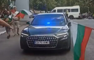 (Видео) Костадинов од Бугарија нападнал автомобил мислејќи дека во него е Урсула фон дер Лајен