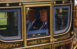 (Видео) Трамп пристигна во Велика Британија под најстроги безбедносни мерки и протести: се возеше во златна кочија