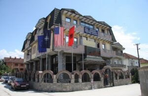 ДУИ: Скандал – единствениот Албанец од вкупно 12 во Комисијата за наградата „8 Септември“ се предлага самиот себеси за добитник