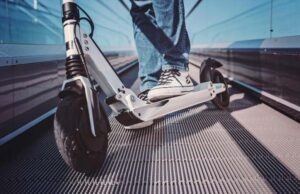 Малолетник со електричен тротинет удрил во пешак на „Партизанска“, со тешки повреди пренесен во болница