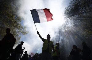 (Видео) Хаос и судири: Илјадници на улиците, Франција блокирана од протести