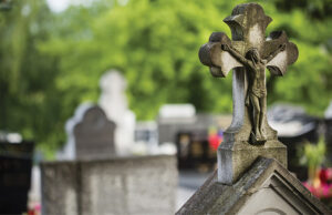 Краделе бронзена биста од гробот на Стале Попов: осомничени четири лица за кражба и сквернавење на гробиштата во Бутел