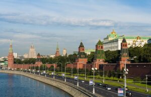 Две лица загинаа при уривање на училиште во Москва