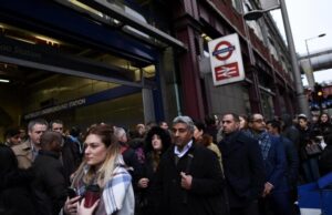 Илјадници вработени во лондонското метро штрајкуваат со глад поради платите