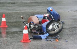 Тешко повреден прилепчанец, повредена и неговата сопатничка: удриле во куче со мопедот и паднале на патот