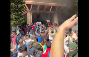 (Видео) Демонстранти упаднаа во парламентот во Непал, премиерот поднесе оставка, расте бројот на жртви