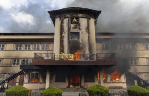 Стотици избегаа од непалските затвори, демонстрантите повикани на дијалог откако упаднаа и во парламентот