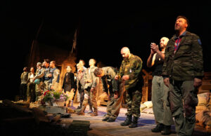 Петминутен аплауз и стоечки овации за македонските актери и „Ничија земја“ на фестивалот „Театар без граници“