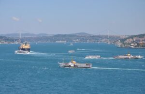 (Видео) Се судрија патнички и товарен брод за време на премин низ Босфорот, осум лица повредени