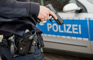Хрват со два ножа нападнал полицајци во Германија, тие го застрелале