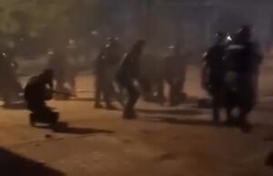 (Видео) Српските полицајците сакаа да ги растераат граѓаните, но самите паднаа на колена