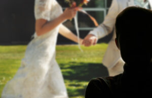 Брачен пар по четири години откри кој бил мистериозниот гостин на нивната свадба