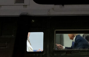 (Видео) Трамп и Меланија снимени во напнат дијалог: таа одмавнува со главата, тој го впери прстот