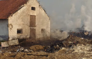 (Видео) Се’ уште чади во Трубарево преку песокот со којшто е затрупан отпадот, спречено е ширење на пожарот