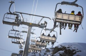 Се откачи жичница во Русија, повеќе од 30 евакуирани, има загинати