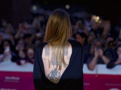 Анџелина Џоли ги покажа тетоважите на грбот